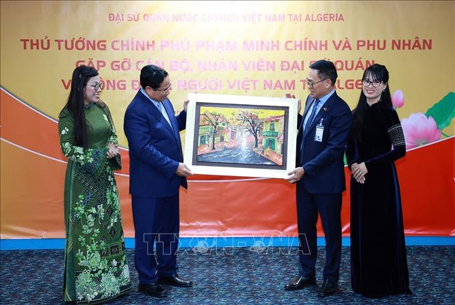 Thủ tướng Phạm Minh Chính và Phu nhân tặng quà cho Đại sứ quán Việt Nam tại Algeria. Ảnh: Dương Giang-TTXVN 