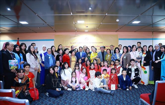 Thủ tướng Phạm Minh Chính và Phu nhân với cán bộ, nhân viên Đại sứ quán và đại diện cộng đồng người Việt Nam tại Algeria. Ảnh: Dương Giang-TTXVN 