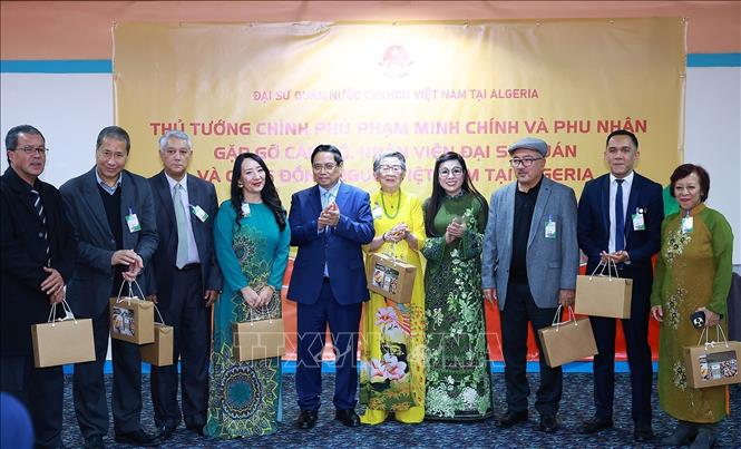 Thủ tướng Phạm Minh Chính và Phu nhân tặng quà cho đại diện cộng đồng người Việt Nam tại Algeria. Ảnh: Dương Giang-TTXVN 