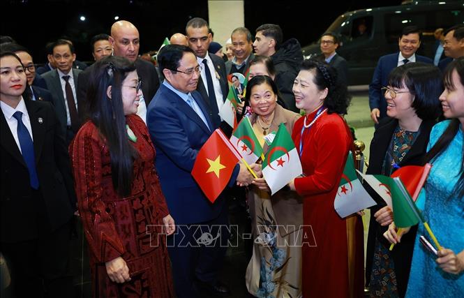 Thủ tướng Phạm Minh Chính và Phu nhân gặp đại diện cộng đồng người Việt Nam tại Algeria. Ảnh: Dương Giang-TTXVN 