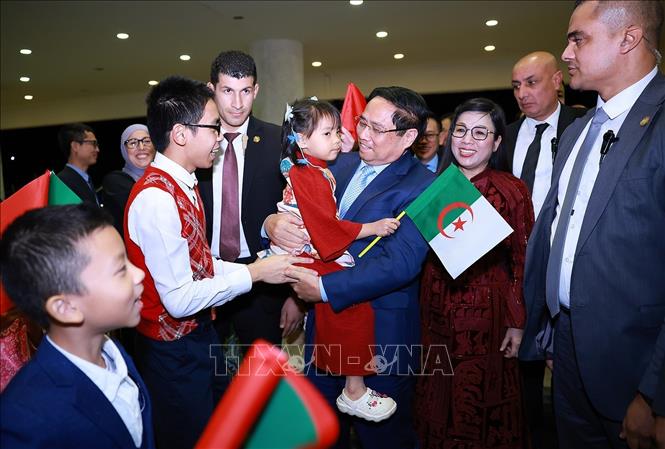 Thủ tướng Phạm Minh Chính và Phu nhân với thiếu nhi Việt Nam đang sinh sống tại Algeria. Ảnh: Dương Giang-TTXVN 