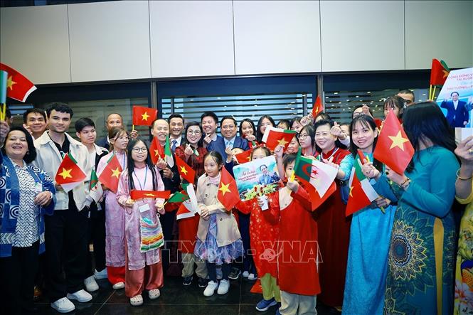 Thủ tướng Phạm Minh Chính và Phu nhân với cán bộ, nhân viên Đại sứ quán và đại diện cộng đồng người Việt Nam tại Algeria. Ảnh: Dương Giang-TTXVN 