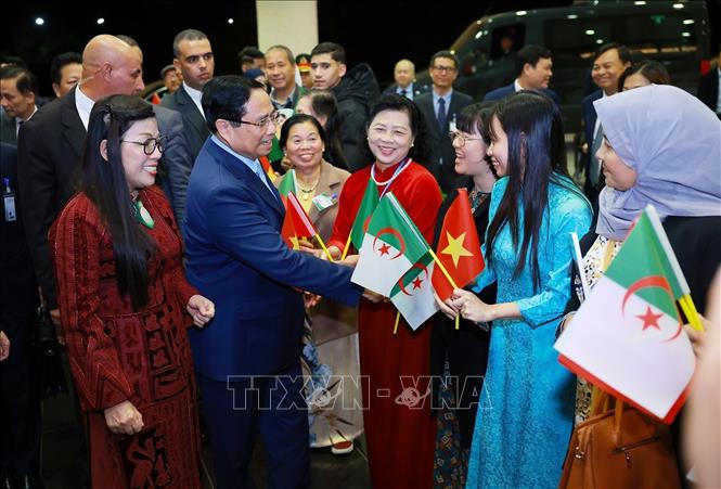 Thủ tướng Phạm Minh Chính và Phu nhân gặp đại diện cộng đồng người Việt Nam tại Algeria. Ảnh: Dương Giang-TTXVN 