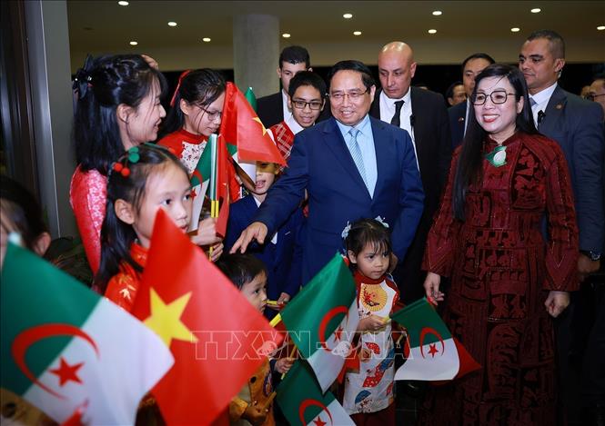 Thủ tướng Phạm Minh Chính và Phu nhân gặp đại diện cộng đồng người Việt Nam tại Algeria. Ảnh: Dương Giang-TTXVN 