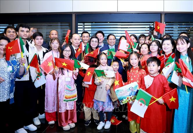 Thủ tướng Phạm Minh Chính và Phu nhân với cán bộ, nhân viên Đại sứ quán và đại diện cộng đồng người Việt Nam tại Algeria. Ảnh: Dương Giang-TTXVN 
