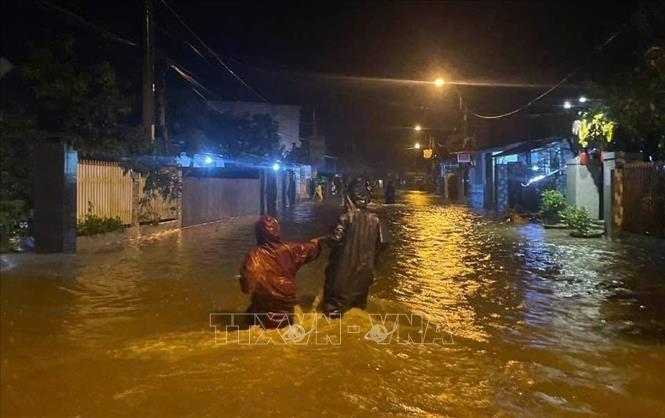 Nhiều thôn tại xã Hòa Thịnh bị ngập trong đêm do mưa lớn và nước sông dâng cao. Ảnh: TTXVN phát