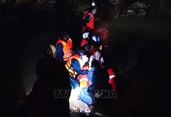 Lực lượng công an xã Xuân Thọ di dời người dân đến nơi an toàn. Ảnh: TTXVN phát