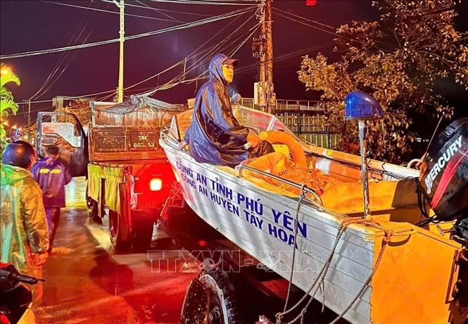 Lực lượng chức năng triển khai phương tiện ứng phó mưa lũ. Ảnh: TTXVN phát