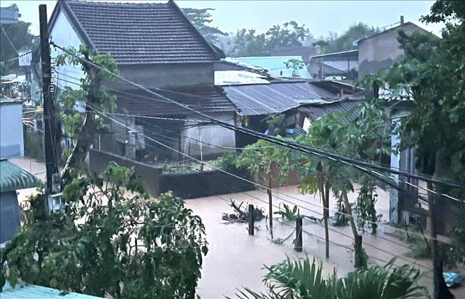 Một khu dân cư tại xã Đồng Xuân bị ngập do mưa lớn và nước sông dâng cao. Ảnh: TTXVN phát