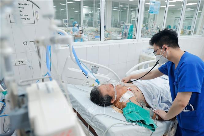 Điều trị cho bệnh nhân mắc cúm A trong tình trạng nặng tại Bệnh viện Bệnh nhiệt đới Trung ương. Ảnh: Minh Quyết - TTXVN