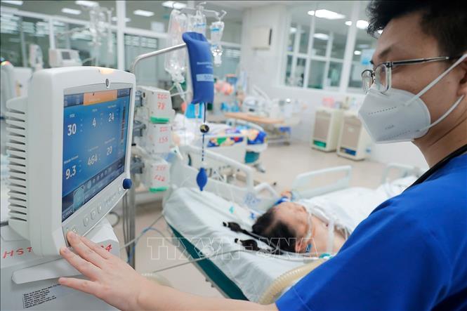 Hiện khoa Hồi sức tích cực Bệnh viện Bệnh nhiệt đới Trung ương đang điều trị cho 2 bệnh nhân mắc cúm A nặng, suy hô hấp. Ảnh: Minh Quyết - TTXVN