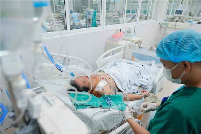 Hiện khoa Hồi sức tích cực Bệnh viện Bệnh nhiệt đới Trung ương đang điều trị cho 2 bệnh nhân mắc cúm A nặng, suy hô hấp. Ảnh: Minh Quyết - TTXVN