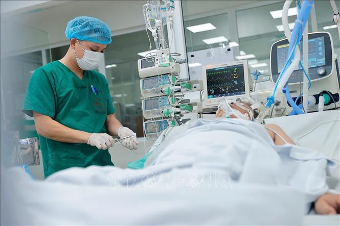 Điều trị cho bệnh nhân mắc cúm A trong tình trạng nặng tại Bệnh viện Bệnh nhiệt đới Trung ương. Ảnh: Minh Quyết - TTXVN