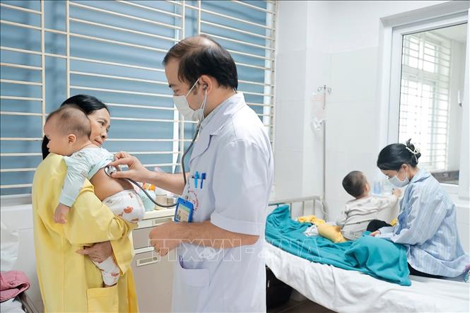 Tại Khoa Nhi Bệnh viện Bệnh nhiệt đới Trung ương đang điều trị cho hơn 50 bệnh nhi mắc cúm A. Ảnh: Minh Quyết - TTXVN