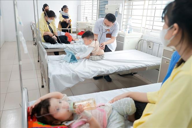 Tại Khoa Nhi Bệnh viện Bệnh nhiệt đới Trung ương đang điều trị cho hơn 50 bệnh nhi mắc cúm A. Ảnh: Minh Quyết - TTXVN