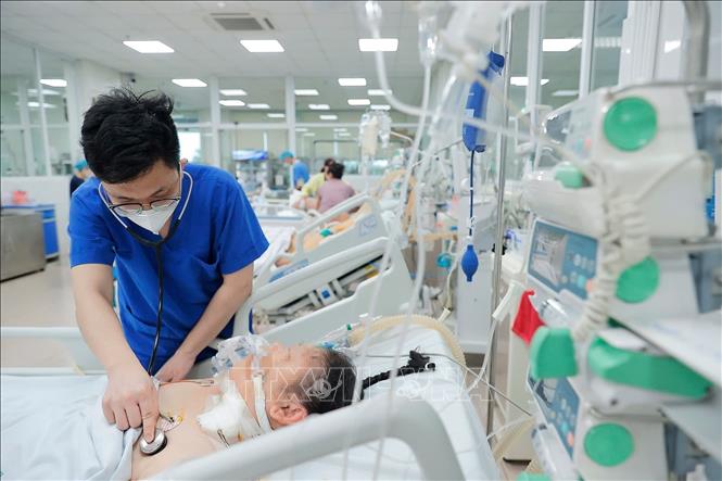 Bác sĩ khám cho bệnh nhi mắc cúm A đang điều trị tại Bệnh viện Bệnh nhiệt đới Trung ương. Ảnh: Minh Quyết - TTXVN