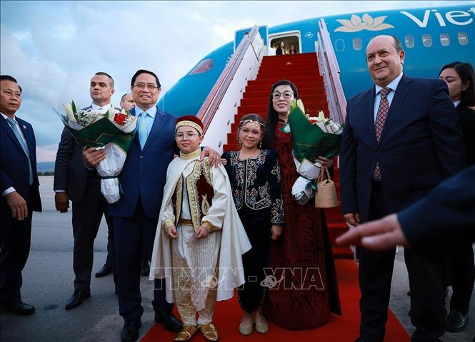 A welcome ceremony held for Prime Minister Pham Minh Chinh and his spouse at Houari Boumediene International Airport in Algiers. VNA Photo: Dương Giang