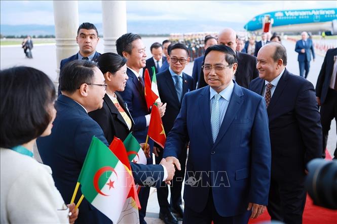 Vietnamese community and staff of the Vietnamese embassy in Algeria welcome Prime Minister Pham Minh Chinh and Algerian Prime Minister Sifi Ghrieb. VNA Photo: Dương Giang