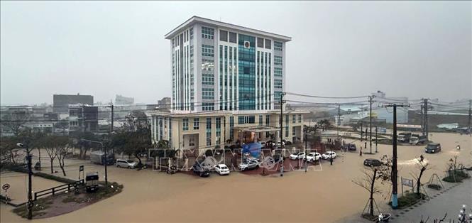 Khu vực đường Điện Biên Phủ, phường Quy Nhơn Đông ngập sâu trong nước lũ. Ảnh: Quang Thái- TTXVN