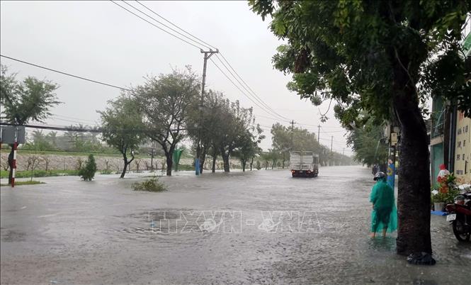 Khu vực đường Trần Hưng Đạo, phường Quy Nhơn Đông ngập sâu trong nước lũ. Ảnh: Quang Thái- TTXVN