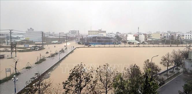 Khu vực đường Điện Biên Phủ, phường Quy Nhơn Đông ngập sâu trong nước lũ. Ảnh: Quang Thái- TTXVN