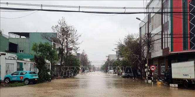 Đường Phan Bá Vành, phường Quy Nhơn Đông bị ngập sâu, giao thông bị chia cắt. Ảnh: Quang Thái- TTXVN
