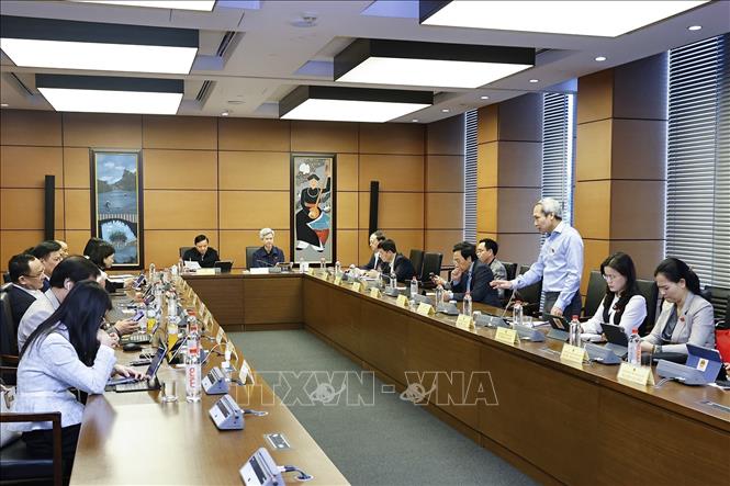 Đoàn đại biểu Quốc hội tỉnh Hưng Yên và thành phố Hải Phòng thảo luận ở tổ. Ảnh: Doãn Tấn - TTXVN