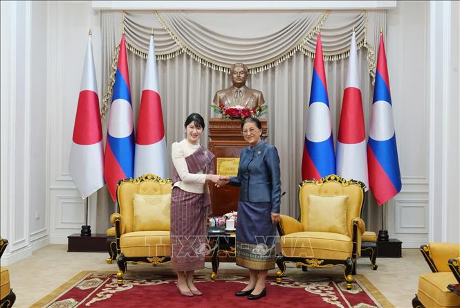 Công chúa Nhật Bản Aiko (trái) và Phó Chủ tịch nước Lào Pany Yathotou. Ản: TTXVN phát