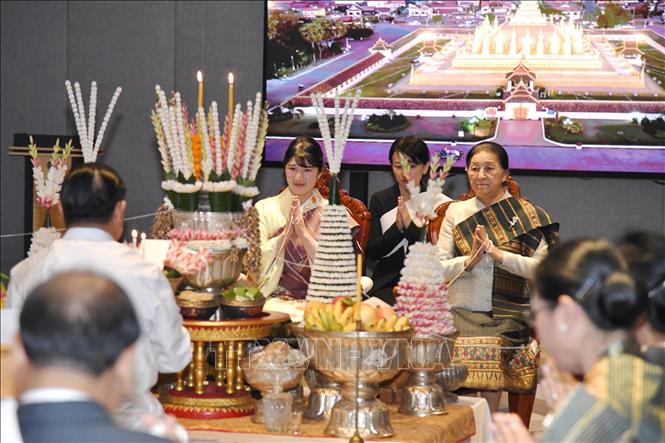 Công chúa Nhật Bản Aiko (trái) tham dự lễ buộc chỉ cổ tay. Ảnh: TTXVN phát