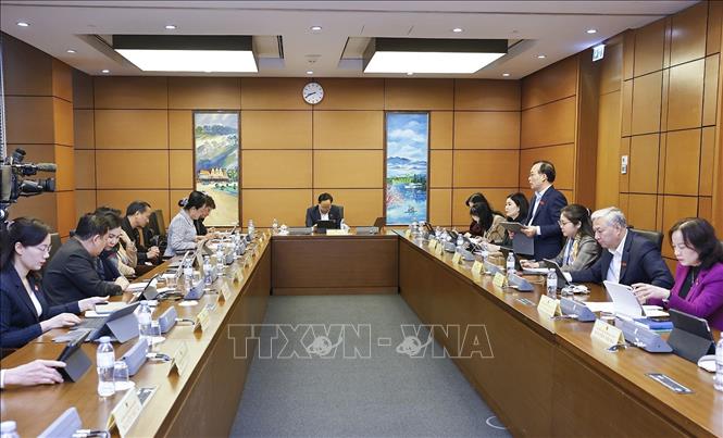 Đoàn đại biểu Quốc hội các tỉnh Bắc Ninh và Cà Mau thảo luận ở tổ. Ảnh: Doãn Tấn - TTXVN