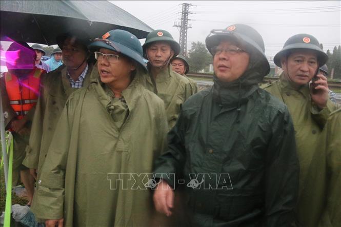 Phó Thủ tướng Hồ Quốc Dũng (thứ 2, phải) kiểm tra công tác ứng phó mưa lũ tại Khánh Hòa, yêu cầu di dời người dân đến nơi an toàn. Ảnh: Đặng Tuấn-TTXVN 