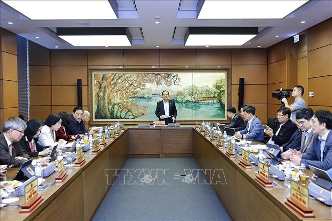 Đoàn đại biểu Quốc hội TP Hà Nội thảo luận ở tổ. Ảnh: Doãn Tấn - TTXVN