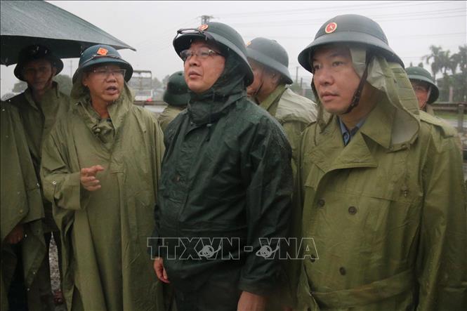 Phó Thủ tướng Hồ Quốc Dũng (giữa, phía trước) kiểm tra công tác ứng phó mưa lũ tại Khánh Hòa, yêu cầu di dời người dân đến nơi an toàn. Ảnh: Đặng Tuấn-TTXVN 