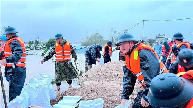 Lực lượng vũ trang Gia Lai khẩn trương đắp đập, ngăn lũ. Ảnh: TTXVN phát