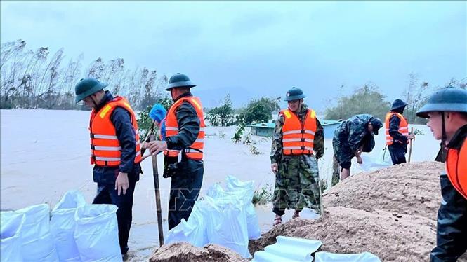Hàng chục cán bộ, chiến sĩ Đội xung kích thuộc Ban Chỉ huy phòng thủ khu vực 6 - An Nhơn Đông được huy động đến các điểm xung yếu. Ảnh: TTXVN phát