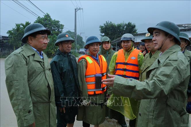 Bí thư Tỉnh ủy Khánh Hòa Nghiêm Xuân Thành kiểm tra công tác ứng phó với tình hình mưa lũ tại phường Ba Ngòi. Ảnh: TTXVN phát