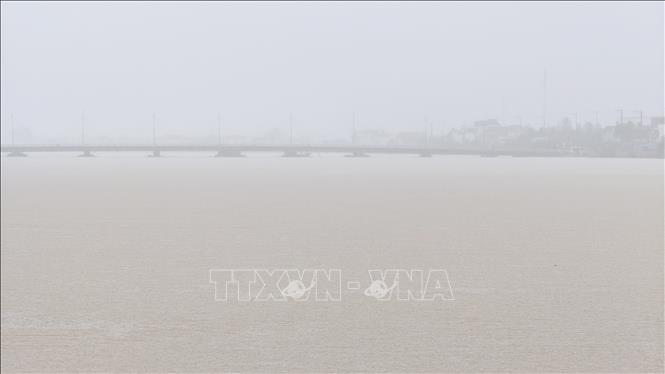 Nước lũ trên sông Cái Nha Trang (Khánh Hòa) dâng cao. Ảnh: Nguyễn Thành – TTXVN