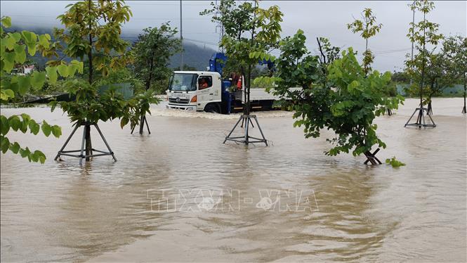 Nước lũ ngập sâu trên đường Võ Nguyên Giáp (xã Diên Khánh, Khánh Hòa). Ảnh: Nguyễn Thành - TTXVN