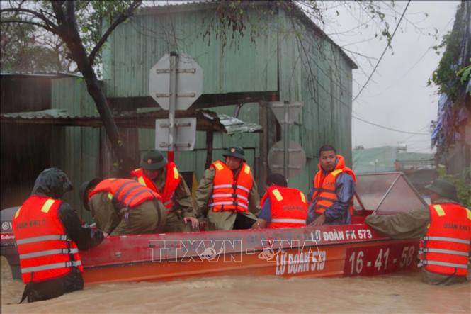 Cán bộ, chiến sĩ Lữ đoàn 573 tiếp cận, hỗ trợ người dân ở khu vực bị ảnh hưởng bởi mưa lũ. Ảnh: Đình Quân-TTXVN
