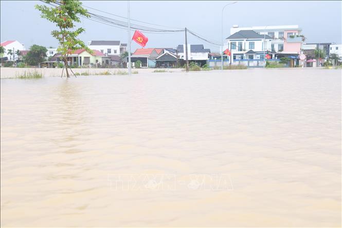 Nước ngập sâu khu dân cư xã Diên Điền (Khánh Hòa). Ảnh: Nguyễn Thành – TTXVN