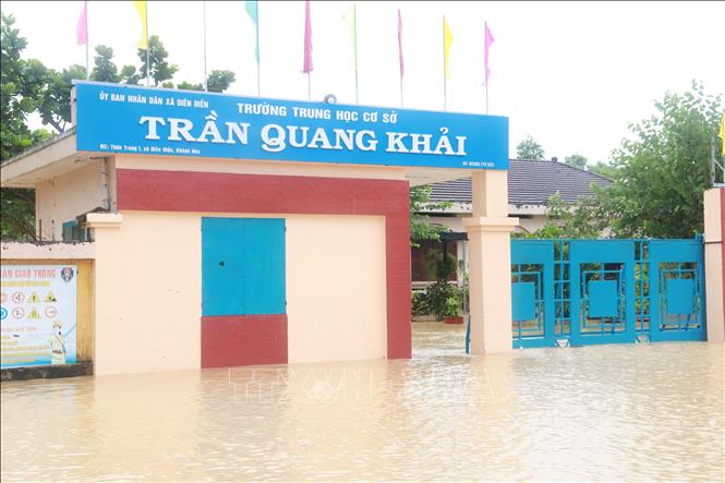 Nước dâng cao tại trường học ở xã Diên Điền (Khánh Hòa). Ảnh: Nguyễn Thành – TTXVN
