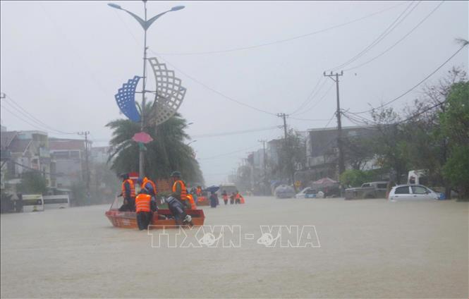 Lực lượng vũ trang có mặt tại các điểm xung yếu để hỗ trợ người dân. Ảnh: Đình Quân-TTXVN