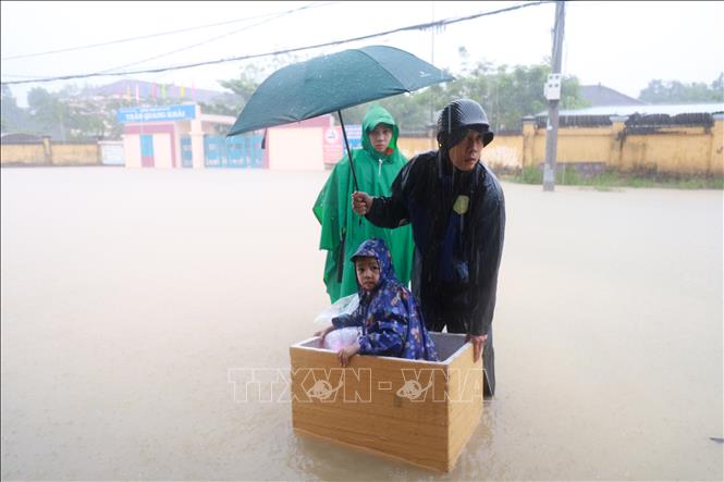 Người dân xã Diên Điền (Khánh Hòa) khẩn trương di chuyển tránh lụt. Ảnh: Nguyễn Thành – TTXVN
