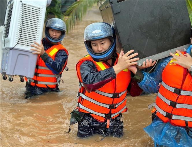 Bộ đội Biên phòng Đồn Biên phòng Xuân Đài di chuyển tài sản của người dân đến nơi an toàn. Ảnh: TTXVN phát