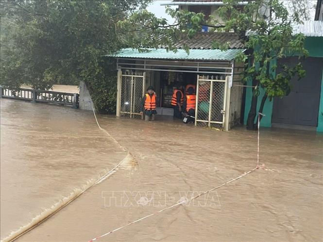 Từ tối 18 đến sáng 19/11, khu vực phía Đông tỉnh Đắk Lắk có mưa lớn khiến nước lũ dâng cao gây ngập lụt trên diện rộng. Ảnh: TTXVN phát