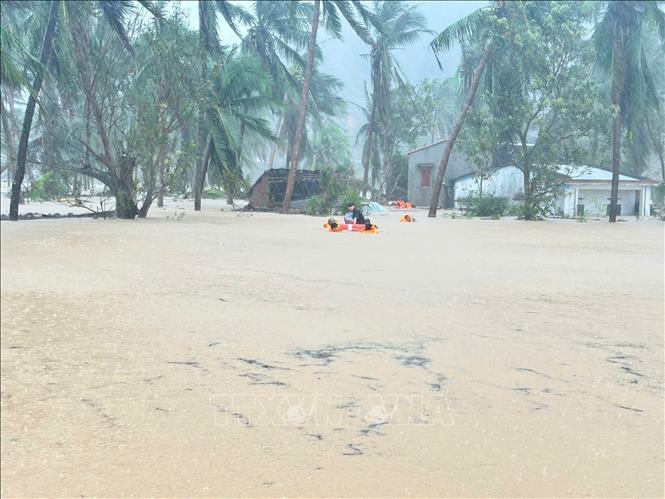 Lực lượng chức năng xã Xuân Cảnh cứu nạn người dân ở khu vực ngập sâu. Ảnh: TTXVN phát