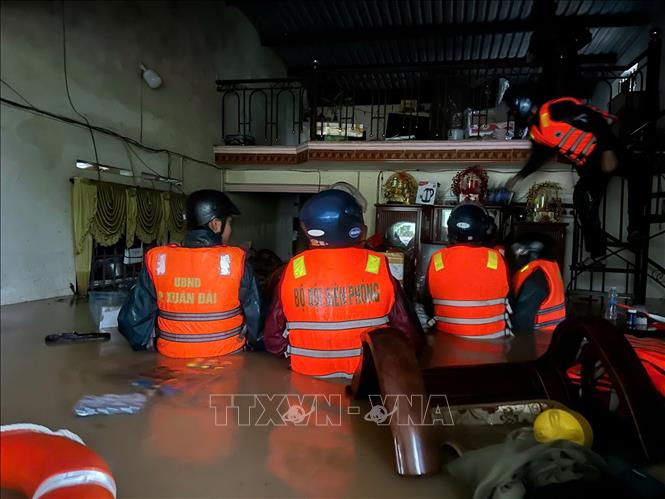 Lực lượng bộ đội Đồn Biên phòng Xuân Đài ứng cứu người dân trên địa bàn quản lý. Ảnh: TTXVN phát