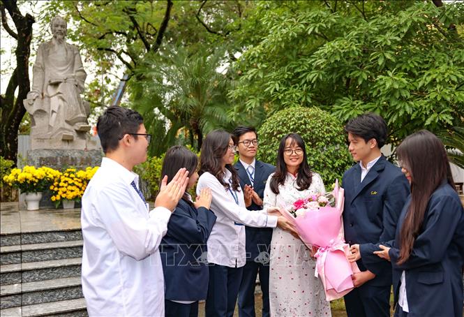 Với học sinh, ngày 20/11 được nhắc đến như một khoảng lặng để biết ơn, để trân trọng những người thầy, người cô đã dìu dắt, nâng đỡ các em trên hành trình trưởng thành. Ảnh: Thanh Tùng - TTXVN