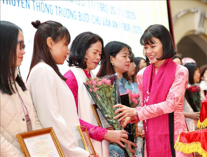 Nhân dịp này, tập thể nhà trường nhà và nhiều cá nhân đã được các cấp tuyên dương, khen thưởng. Ảnh: Thanh Tùng - TTXVN