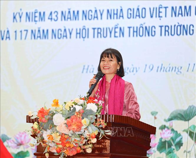 Phát biểu tại lễ kỷ niệm, Nhà giáo Nguyễn Thị Nhiếp - Hiệu trưởng trường THPT chuyên Chu Văn An gửi lời tri ân tới phụ huynh – những người “đồng hành và tri kỷ” của thầy cô, luôn dành cho nhà trường sự tin tưởng và sẻ chia trong mọi hoàn cảnh. Ảnh: Thanh Tùng - TTXVN 